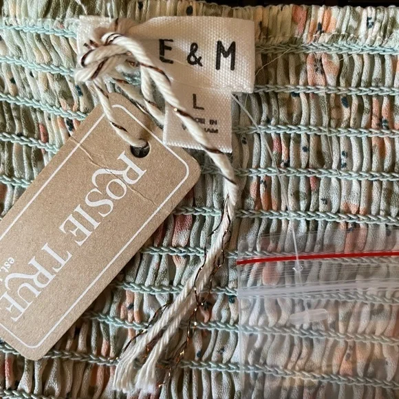 NWT E&M dainty floral top - Picture 3 of 5